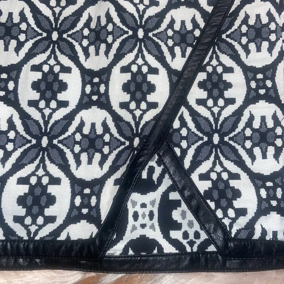 Skirt size 2 from Express - Picture 2 of 4